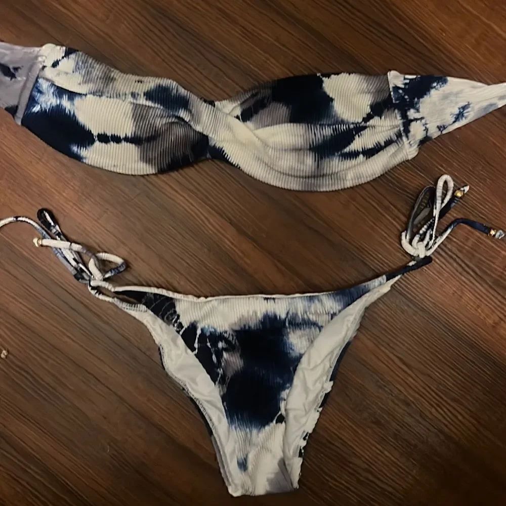 Pilyq Bikini BRAND NEW - Bandeau Top (Straps Optional) Blue and White